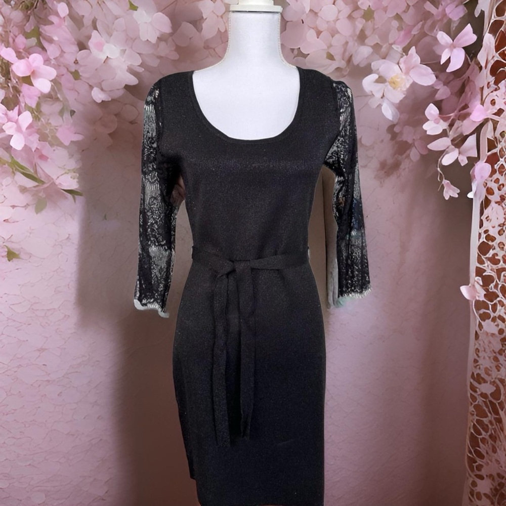 👗 Carmen Marc Valvo black party dress with lace sleeves.